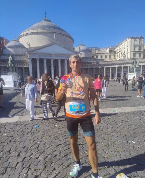 Marco in Piazza del Plebiscito, 9 minuti dopo il traguardo della Neapolis Marathon