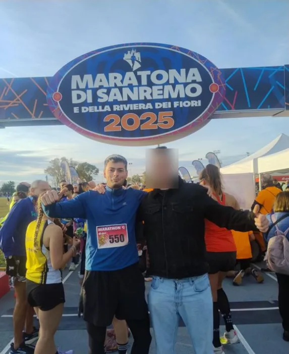 Marco sotto l'arco di partenza della Maratona di Sanremo, 24 minuti prima del via